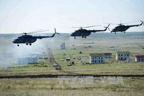 Máy bay lên thẳng của quân đội Nga tham gia cuộc tập trận bắn đạn thật ngày 13/8. (Nguồn: THX/TTXVN)