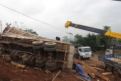 Quảng Trị: Lật xe tải chở gỗ, gỗ tràn đè chết lái xe