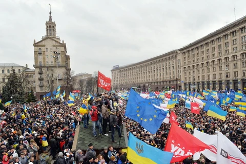 Biểu tình rầm rộ phản đối Chính phủ ở quảng trường Độc lập thủ đô Kiev ngày 1/12. (Nguồn: AFP/TTXVN)