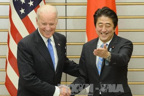 Thủ tướng Nhật Bản Shinzo Abe (phải) có cuộc gặp với Phó Tổng thống Mỹ Joe Biden (trái) đang trong chuyến thăm Nhật Bản. (Nguồn: AFP/TTXVN)