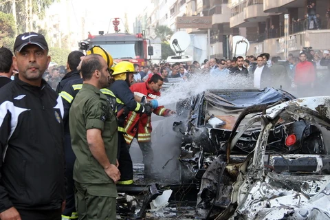 Binh sỹ Liban điều tra tại hiện trường vụ nổ bom vào Đại sứ quán Iran ngày 19/11. (Nguồn: AFP/TTXVN)