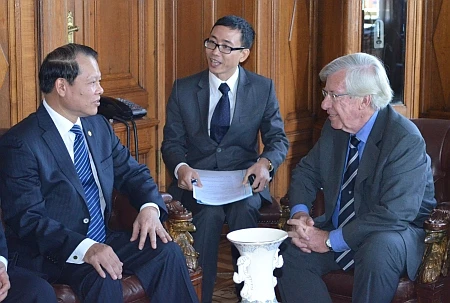 Phó Thủ tướng Vũ Văn Ninh hội đàm với Phó Tổng thống Danilo Astori. (Ảnh: Quang Sơn/Vietnam+)