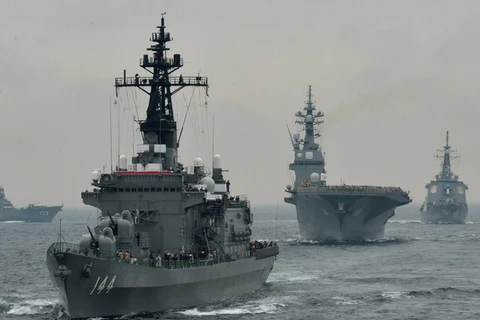 Lực lượng phòng vệ bờ biển Nhật Bản hộ tống các tàu thủy trong cuộc thao diễn tại vịnh Sagami, gần Tokyo ngày 14/10/2012. (Nguồn: AFP/TTXVN)