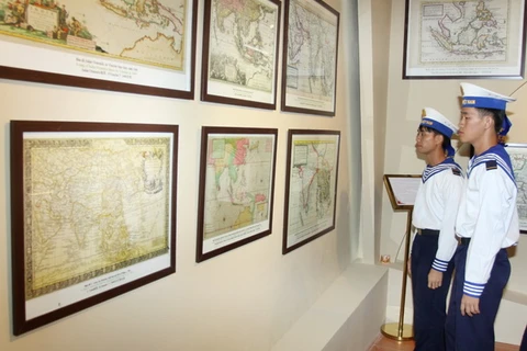 Triển lãm bản đồ và tư liệu ''Hoàng Sa, Trường Sa của Việt Nam - những bằng chứng lịch sử'' tại Hà Nội vào tháng 7. (Ảnh: Thế Duyệt/TTXVN)