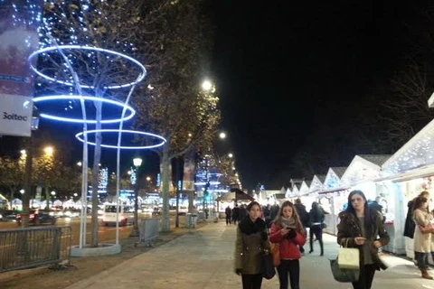 Ngôi làng Noel của Pháp trên đại lộ Champs Elysées