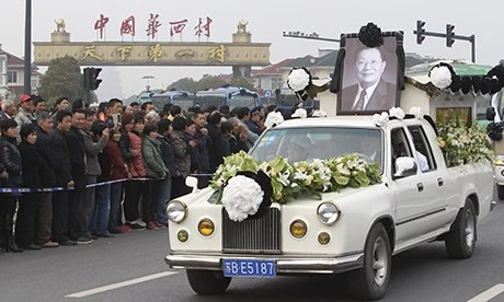 Đám tang xa hoa của trưởng làng giàu nhất Trung Quốc, làng Hoa Tây thuộc tỉnh Giang Tô tháng 3/2013 (Nguồn: AP)