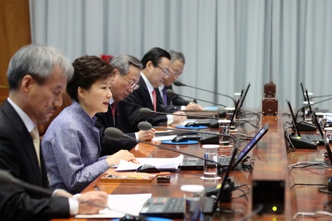 Tổng thống Hàn Quốc Park Geun-hye đã tổ chức cuộc họp thành viên cao cấp của chính phủ về những vấn đề đối ngoại và an ninh quốc gia, ngày 16/12. (Nguồn: AFP/TTXVN)
