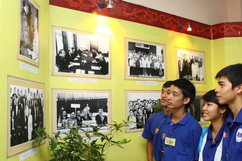 Triển lãm cuộc đời, sự nghiệp của luật sư-Chủ tịch Nguyễn Hữu Thọ tại TP.HCM năm 2010. (Ảnh: Thanh Vũ/TTXVN.)