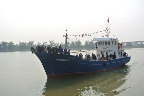 Bàn giao tàu cá vỏ thép lưới rê cho ngư dân Nam Định