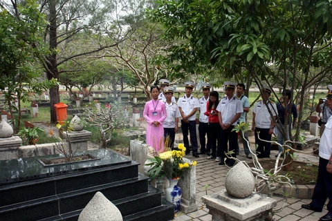 Du khách thăm viếng mộ Anh hùng Võ Thị Sáu tại nghĩa trang Hàng Dương. (Ảnh: Trọng Đức/TTXVN)