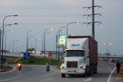 Xe lưu thông trên xa lộ Hà Nội. (Ảnh: Hoàng Hải/TTXVN)
