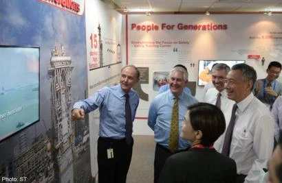 Ông Lý Hiển Long (bìa phải) thăm nhà máy ExxonMobil ở Jurong hôm 8/1 (NGuồn: AsiaOne)