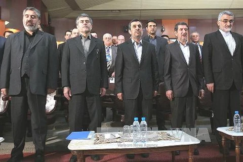 Tổng thống Iran Mahmoud Ahmadinejad (giữa) và lãnh đạo Cơ quan Năng lượng nguyên tử Iran Fereydoon Abbasi Davani (thứ hai, trái) tại lễ kỷ niệm Ngày Năng lượng nguyên tử quốc gia ở thủ đô Tehran ngày 9/4/2013. (Nguồn: AFP/TTXVN)