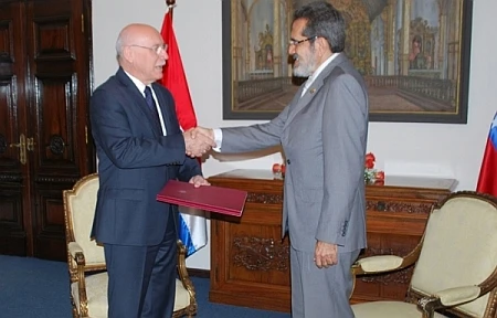 Đại sứ Venezuela Alfredo Murga (phải) trình bản sao quốc thư lên Ngoại trưởng Paraguay Eladio Loizaga (Nguồn: Bộ ngoại giao Paraguay)