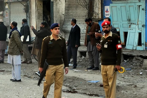 Nhân viên an ninh điều tra tại hiện trường vụ đánh bom ở Pakistan ngày 20/1. (Nguồn: AFP/TTXVN)