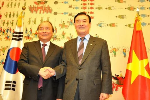 Phó Thủ tướng Nguyễn Xuân Phúc chào xã giao Chủ tịch Quốc hội Hàn Quốc Kang Chang Hee. (Ảnh: Việt Cường-Phạm Duy/Vietnam+)
