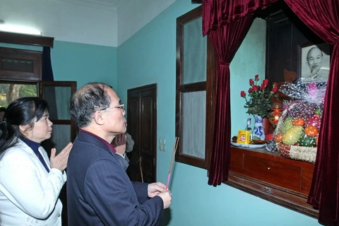 Chủ tịch Quốc hội Nguyễn Sinh Hùng dâng hương trên Ban thờ Bác Hồ tại Khu Di tích Chủ tịch Hồ Chí Minh tại Phủ Chủ tịch. (Ảnh: Nhan Sáng/TTXVN)