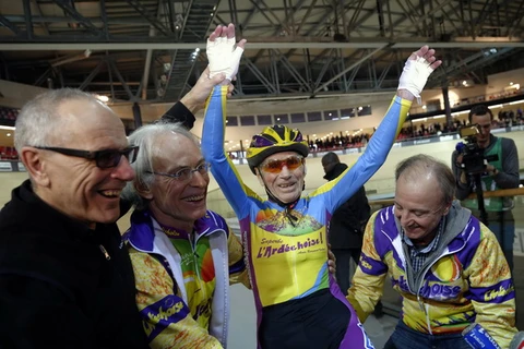 Cụ ông 102 tuổi lập kỷ lục đua xe đạp liên tục trong 1 giờ