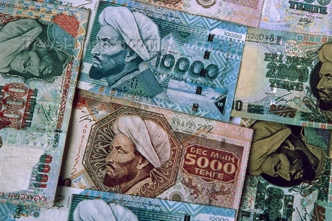 Ngân hàng Kazakhstan phá giá mạnh đồng nội tệ tenge