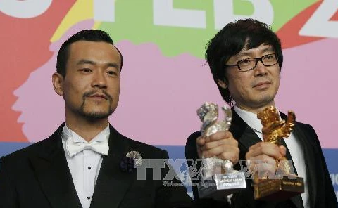 Đạo diễn người Trung Quốc Diao Yinan (phải) nhận giải Gấu Vàng dành cho bộ phim bộ phim xuất sắc nhất, diễn viên người Trung Quốc Liao Fan (trái) nhận giải Gấu Bạc dành cho Nam diễn viên xuất sắc nhất trong phim "Bạch nhật diễm hỏa."