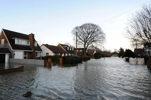 Nước Anh tiếp tục dốc sức chống đỡ với mưa bão