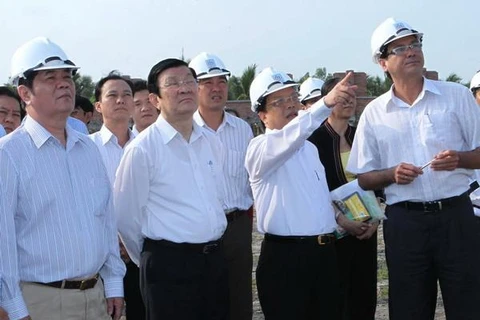 Chủ tịch nước Trương Tấn Sang đến thăm, kiểm tra tiến độ thi công công trình Khu lưu niệm cố giáo sư, viện sỹ Trần Đại Nghĩa. (Ảnh: Nguyễn Khang/TTXVN)