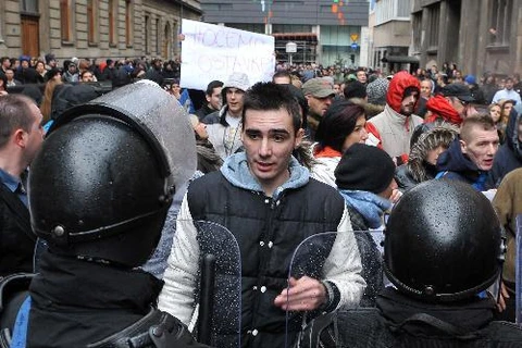 Cảnh sát ngăn cản những người biểu tình quá khích trước văn phòng tổng thống ở Sarajevo ngày 9/2. AFP-TTXVN