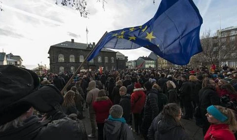 Người biểu tình tập trung bên ngoài tòa nhà Quốc hội Iceland. (Nguồn: AFP)