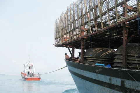 Một tàu cá bị nạn được lai dắt vào cảng Nha Trang. (Ảnh: Tiên Minh/TTXVN)