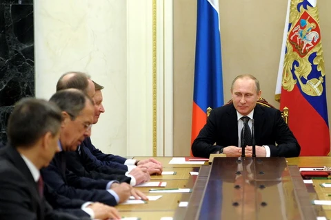 Tổng thống Nga Vladimir Putin (phải) chủ trì cuộc họp Hội đồng An ninh Quốc gia. (Nguồn: AFP/TTXVN)
