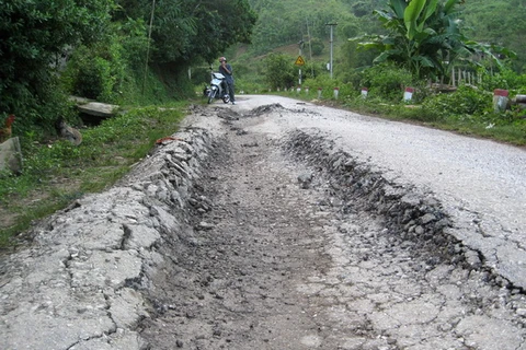 Thái Nguyên: Tỉnh lộ 269 bị cày nát vì xe chở quá tải