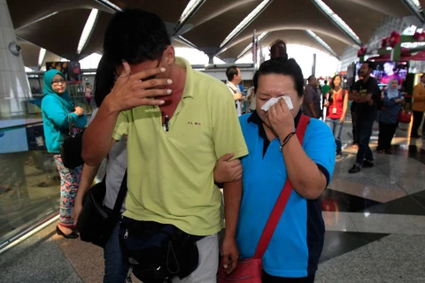 Người thân ngóng chờ thông tin về chiếc máy bay mất tích tại sân bay Kuala Lumpur. (Nguồn: AP)