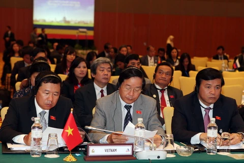 Đoàn đại biểu Quốc hội Việt Nam dự phiên họp toàn thể thứ hai Đại hội đồng Liên nghị viện Hiệp hội các quốc gia Đông Nam Á (AIPA) lần thứ 34. (Ảnh: Trọng Đức/TTXVN)