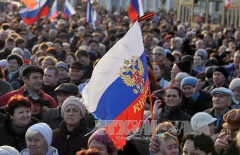 Các nhà hoạt động xã hội tuần hành bày tỏ sự ủng hộ đối với Nga ở thành phố Yevpatoria, phía tây bán đảo Crimea ngày 5/3. (Nguồn: AFP/TTXVN)