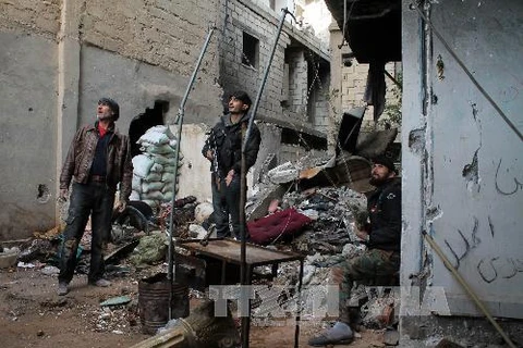Các tay súng nổi dậy xung đột với lực lượng ủng hộ Chính phủ tại thị trấn miền đông Deir Ezzor, ngày 13/3. (Nguồn: AFP/TTXVN)