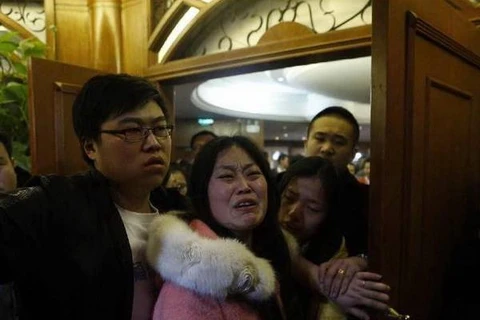 Nỗi đau của người thân hành khách trên máy bay MH370 sau khi nghe thông báo từ quan chức Malaysia tại Bắc Kinh. (Nguồn: THX)