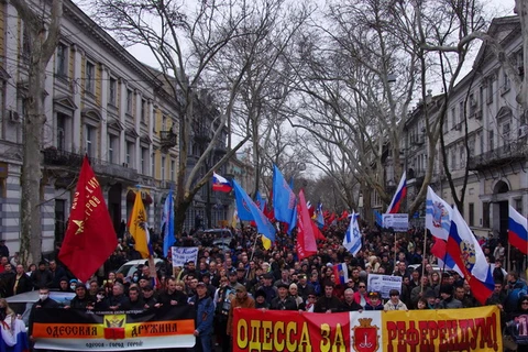 Những người ủng hộ Nga tuần hành tại thành phố Odessa, kêu gọi tổ chức trưng cầu dân ý, ngày 23/3. (Nguồn: AFP/TTXVN)