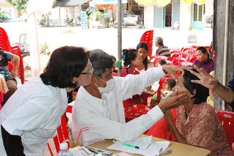 Bác sỹ Việt Nam khám chữa bệnh miễn phí ở Campuchia