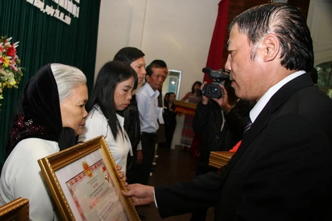 Đà Nẵng trao tặng danh hiệu Bà mẹ Việt Nam Anh hùng cho thân nhân các mẹ năm 2010. (Ảnh Văn Sơn/TTXVN)