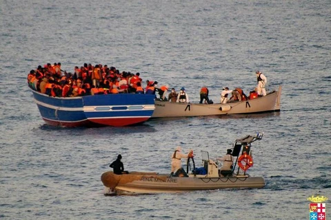 Một con thuyền chở người nhập cư vừa được giải cứu trên biển Địa Trung Hải ngày 1/4. (Nguồn: AFP)
