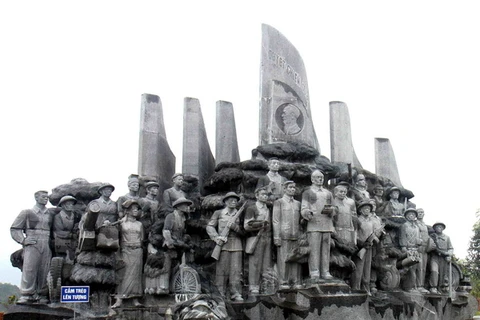 Tượng đài chiến thắng Điện Biên Phủ ở Mường Phăng. (Ảnh: Thanh Tùng/TTXVN)