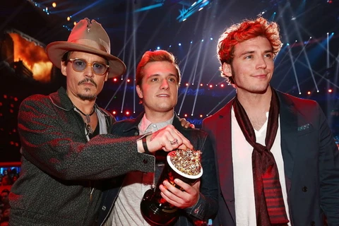 Johnny Depp, Josh Hutcherson and Sam Claflin tại lễ trao giải. (Nguồn: Getty Images)
