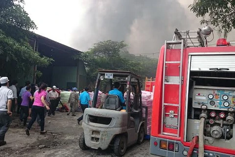 [Photo] Hiện trường vụ cháy kho hàng Diana tại Vĩnh Tuy