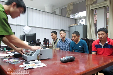 Bắt nhóm tội phạm Trung Quốc làm giả thẻ tín dụng ngân hàng
