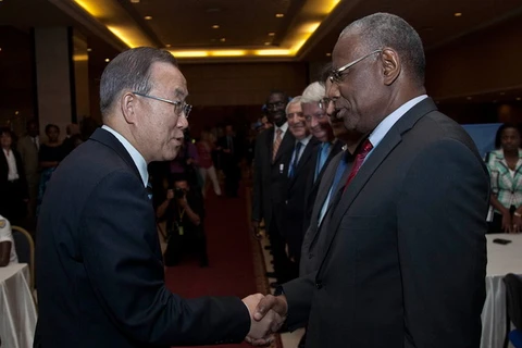 Tổng thư ký Liên hợp quốc Ban Ki-moon và ông Abdoulaye Bathily trong cuộc gặp hồi tháng 11 năm 2013. (Nguồn: un.org)