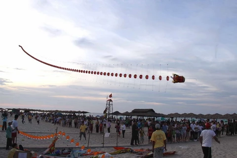 Thả diều, xem biểu diễn máy bay ở Festival Thuận An biển gọi