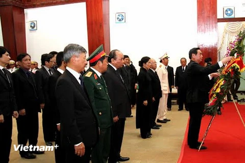 Đoàn đại biểu cấp cao Đảng và Nhà nước viếng một số lãnh đạo Lào