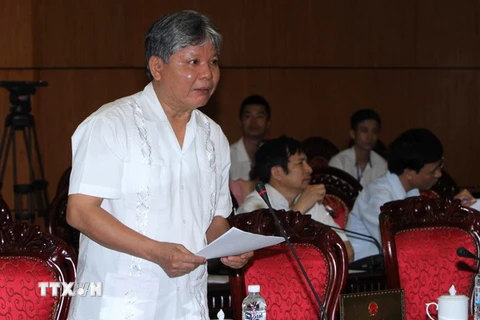 Bộ trưởng Bộ Tư pháp Hà Hùng Cường trình bày Tờ trình về dự án Luật sửa đổi, bổ sung khoản 2, Điều 13, Luật quốc tịch Việt Nam . (Ảnh: Phương Hoa/TTXVN)