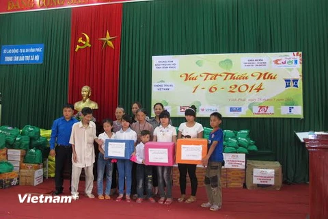 Trung tâm phát triển Truyền thông TTXVN tặng quà người khó khăn