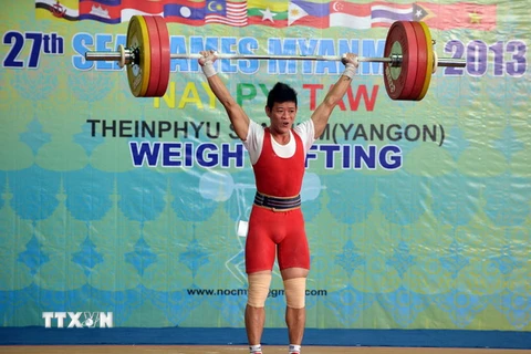 VĐV Thạch Kim Tuấn thi ở cử đẩy đạt 156kg tại SEA Games 27. (Ảnh: Thanh Hà/TTXVN)